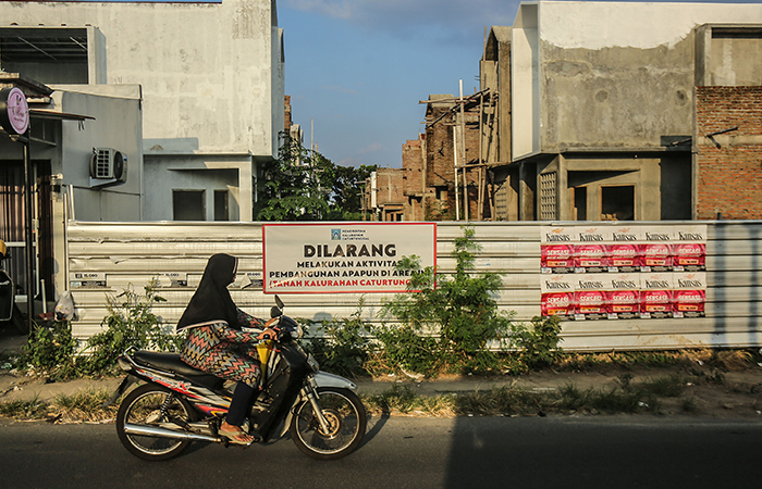 Pengendara motor melintasi kawasan tanah kas desa yang disalah gunakan di kawasan Nologaten, caturtunggal, Depok, Sleman, Selasa (11/6).ELANG KHARISMA DEWANGGA/RADAR JOGJA