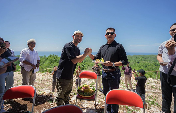 Raffi Ahmad dan Bupati Gunungkidul Sunaryanta berjabat tangan dilokais pembangunan beach club di Pantai Krakal, Kalurahan Ngestirejo, Tanjungsari, Gunungkidul.Dokumen Instagram @raffinagita1717