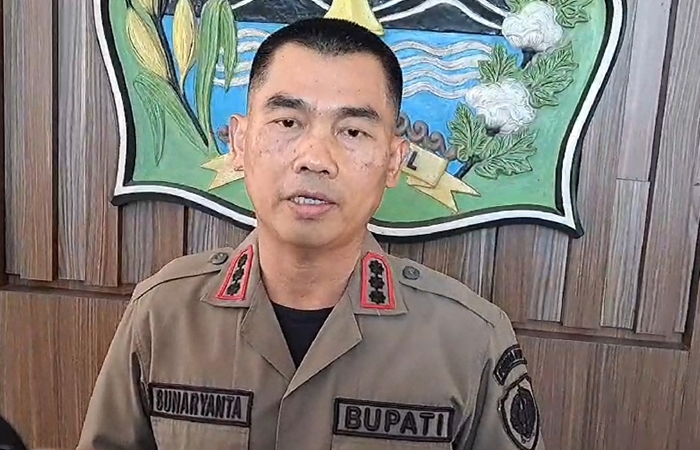 Bupati Gunungkidul Sunaryanta saat diwawancarai awak media, Rabu (12/6).&nbsp;Andi May/Radar Jogja&nbsp;