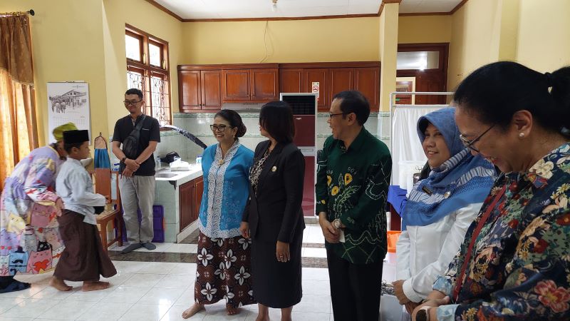 Salah satu peserta sunat disabilitas keluar setelah menjalani tindakan khitan.