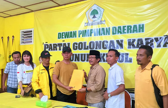 PERCAYA DIRI: Bupati Petahana Gunungkidul Sunaryanta saat mendaftar sebagai kandidat calon kepala daerah di Kantor DPD Golkar Gunungkidul.&nbsp;Andi May/Radar Jogja&nbsp;