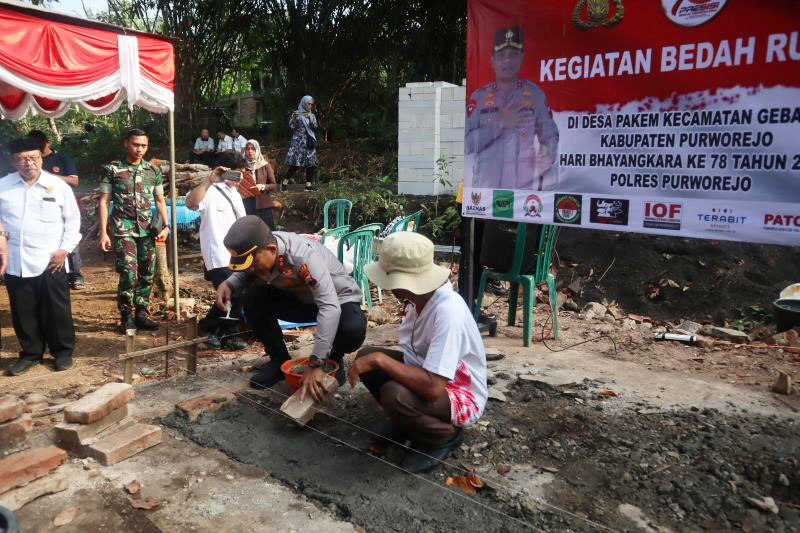 Kegiatan bedah rumah oleh Polres Purworejo dalam rangka menyambut Hari Bhayangkara ke-78, Rabu (12/6/2024).