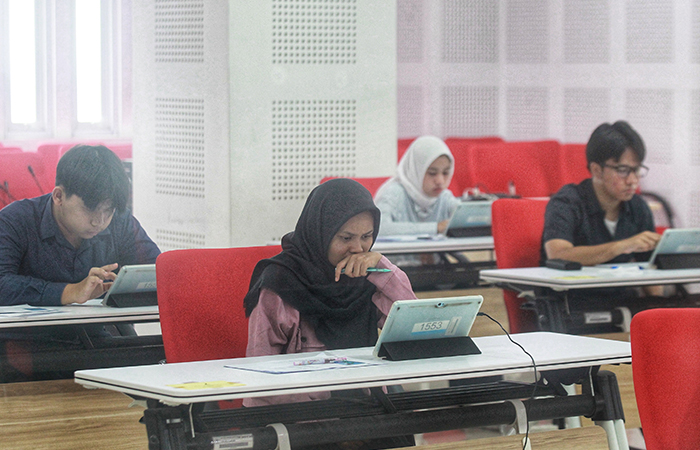 FOKUS: Peserta saat mengikuti computer based test (CBT) untuk Ujian Mandiri UGM Rabu(12/6).Guntur Aga Tirtana/Radar Jogja