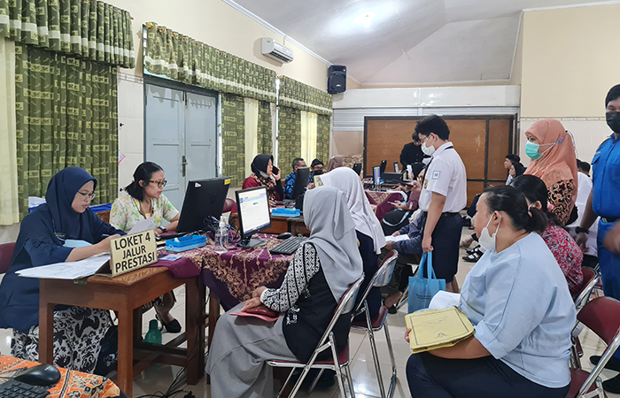 RAMAI: Para siswa lulusan SMP di Kota Magelang tengah melakukan verifikasi berkas persyaratan pendaftaran,&nbsp;Rabu (12/6).JUDUL ONLINE: NAILA NIHAYAH/RADAR JOGJA