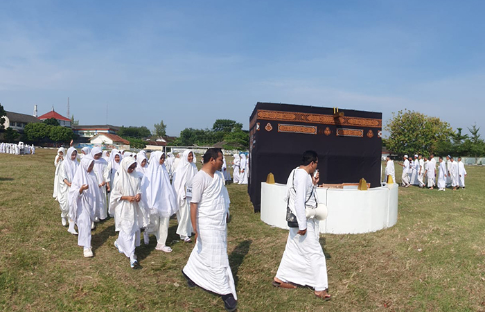 ANTUSIAS: Sejumlah pelajar bersama guru pembimbing melakukan kegiatan simulasi manasik haji di Lapangan Kesatrian Wonosari Rabu (12/6).GUNAWAN/RADAR JOGJA&nbsp;