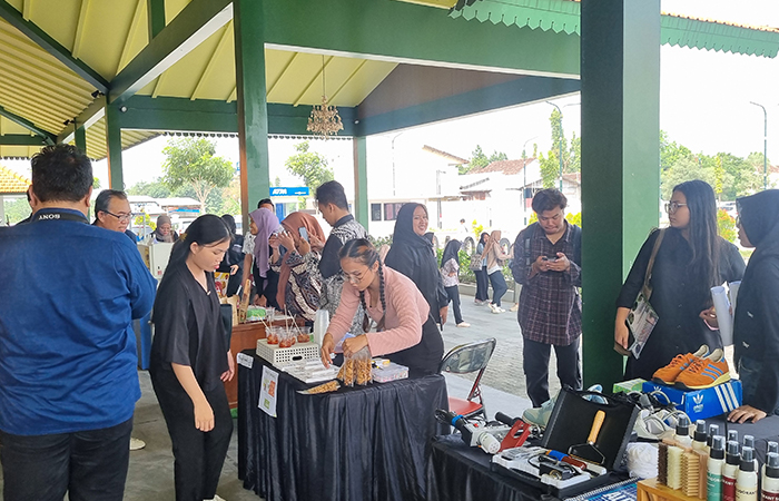 BUKTI NYATA: Implementasi praktik kewirausahaan yang dilakukan oleh para mahasiswa Universitas Widya Mataram.Fahmi Fahriza/Radar Jogja&nbsp;