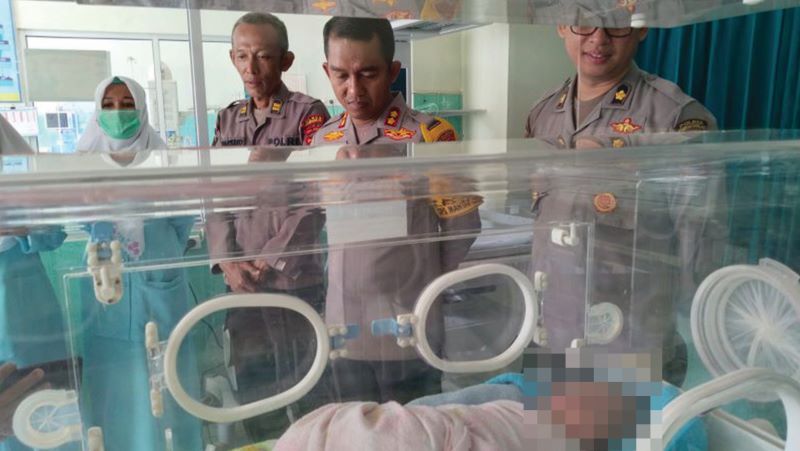 Kapolres Purworejo AKBP Eko Sunaryo saat menjenguk bayi yang dibuang di samping musala di Desa Kemiri, Gebang, Purworejo di RSUD Tjitrowardojo Selasa (11/6/2024).
