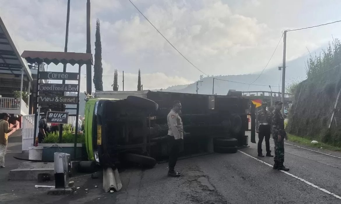 Kondisi truk box usai terguling di jalur tembus Sarangan-Tawangmangu, Karanganyar (Rudi Hartono/Radar Solo)
