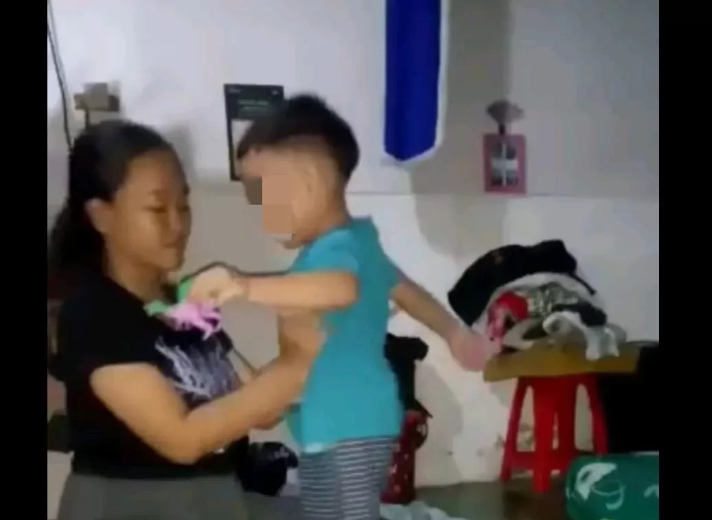 Tangkapan layar video perbuatan asusila ibu muda terhadap anak kandungnya (TikTok/@evi_noe)