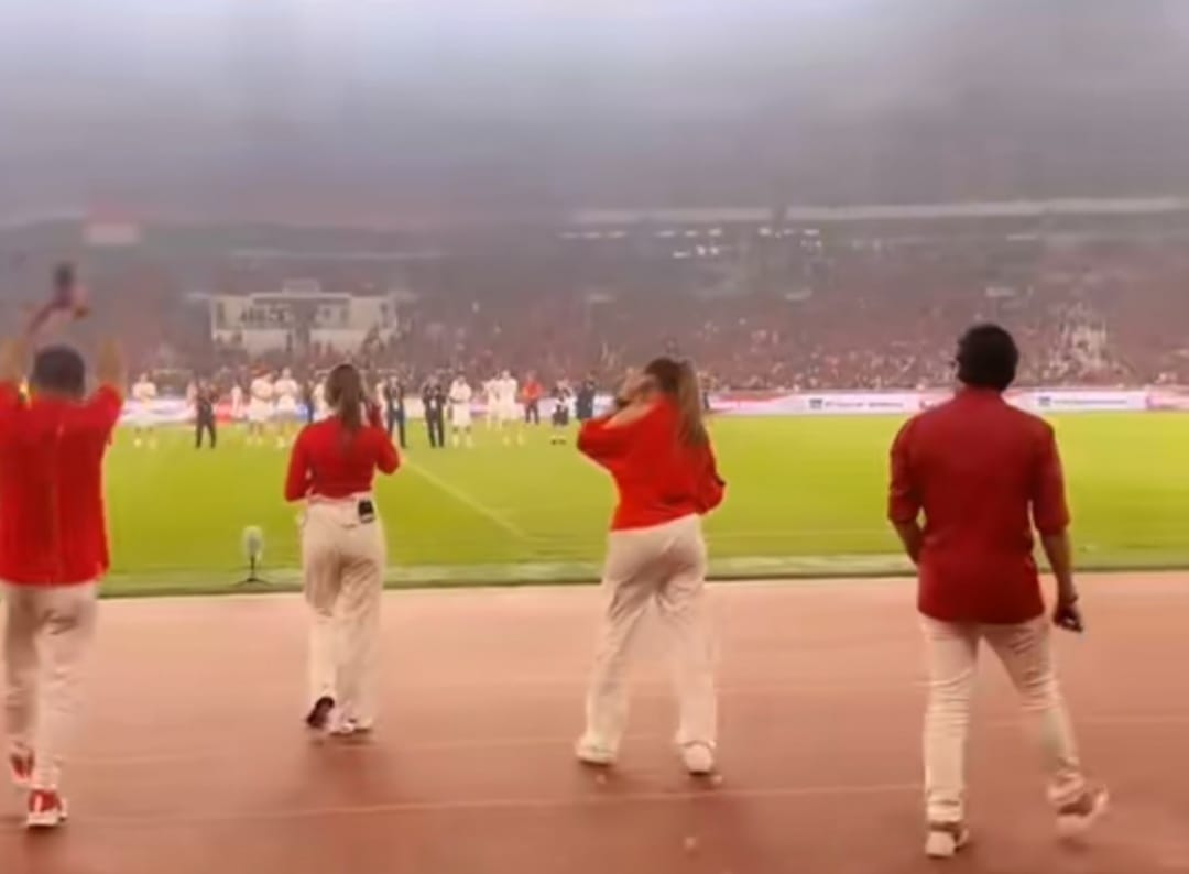 Momen Anang dan Ashanty bersama 2 penyanyi lainnya bernyanyi di Stadion Gelora Bung Karno (TikTok/@audry)