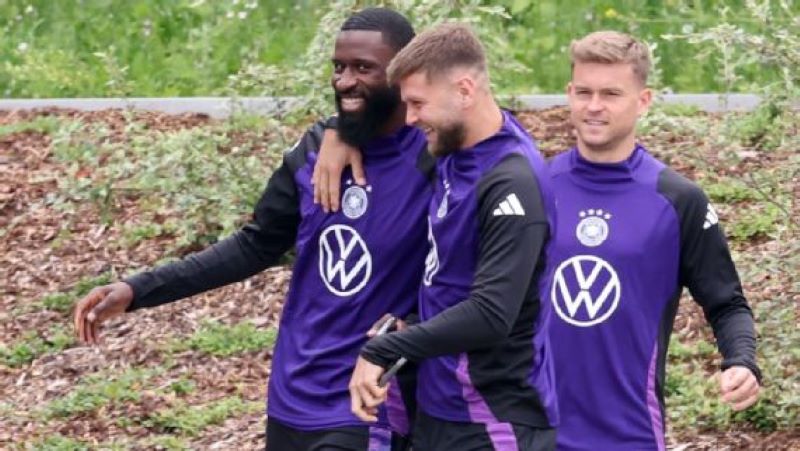 usai pertengkaran dalam latihan, Rudiger dan Fullkrug terlihat lebih akrab (Alexander Hassenstein/Getty Images)
