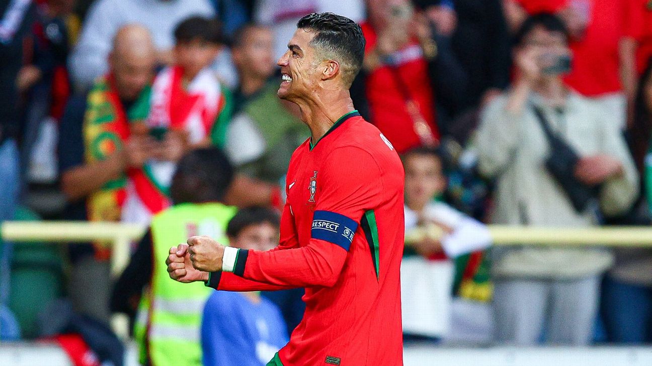 Selebrasi Cristiano Ronaldo usai mencetak gol keduanya ke gawang Irlandia (getty)