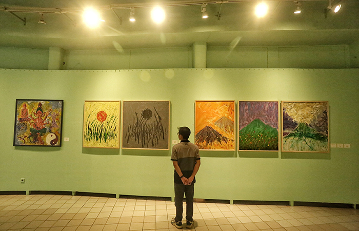 Pengunjung mengamati lukisan karya Rektor UIN Sunan Kalijaga, Al Makin yang dipamerkan di Museum Affandi, Caturtunggal, Depok, Sleman, Kamis (13/6).Elang Kharisma Dewangga/Radar Jogja
