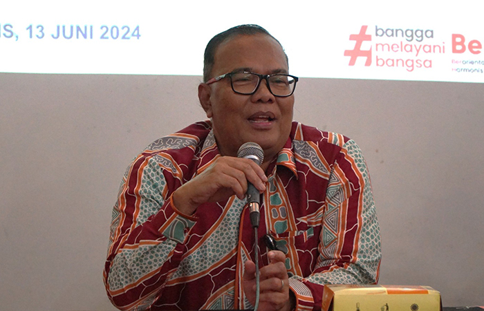 SOSIALISASI: Kepala Divisi Keimigrasian Kanwil Kemenkumham DIY Muhammad Yani Firdaus dalam kegiatan dialog dan sharing dengan masyarakat di Kalurahan Wukirsari, Imogiri, Bantul, (13/6).