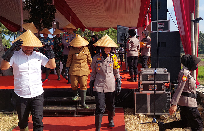 SINERGITAS: Polres Kulon Progo melakukan penanaman pertama pada lahan yang telah dibuka setelah 15 tahun tidak produktif.Anom Bagaskoro/Radar Jogja