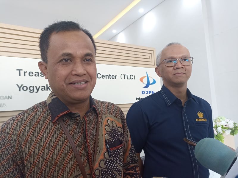 Kepala Kantor Wilayah (Kanwil) Direktorat Jenderal (Ditjen) Perbendaharaan (DJPb) DIY Agung Yulianta (kiri).