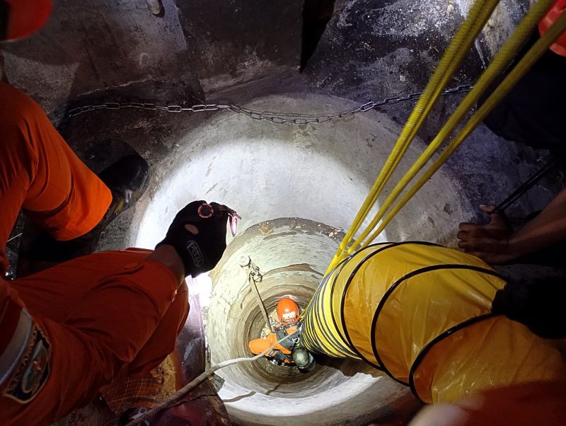 Tim SAR gabungan saat mengevakuasi jasad Mbah Temu, 79, yang tercebur di sumur rumahnya di Padukuhan Ponowaren, Kalurahan Nogotirto, Gamping, Sleman, Kamis (13/6/2024).