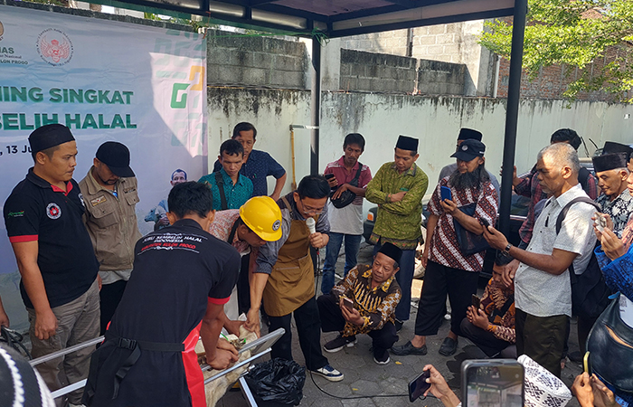 ANTUSIAS: Peserta menyaksikan dan mempraktikkan cara penyembelihan hewan saat pelatihan juru sembelih hewan (juleha).