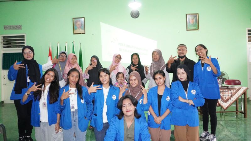 Tim Maringi Mahasiswa UMBY dan kelompok UMKM Bejo foto bersama.