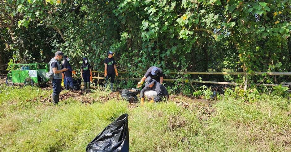 PEDULI LINGKUNGAN: PT PLN (Persero) UIP JBTB menggelar Employee Green Involvement Tahun 2024  dengan bersih-bersih di sekitar sungai Muara Baros, Bantul, Yogyakarta.