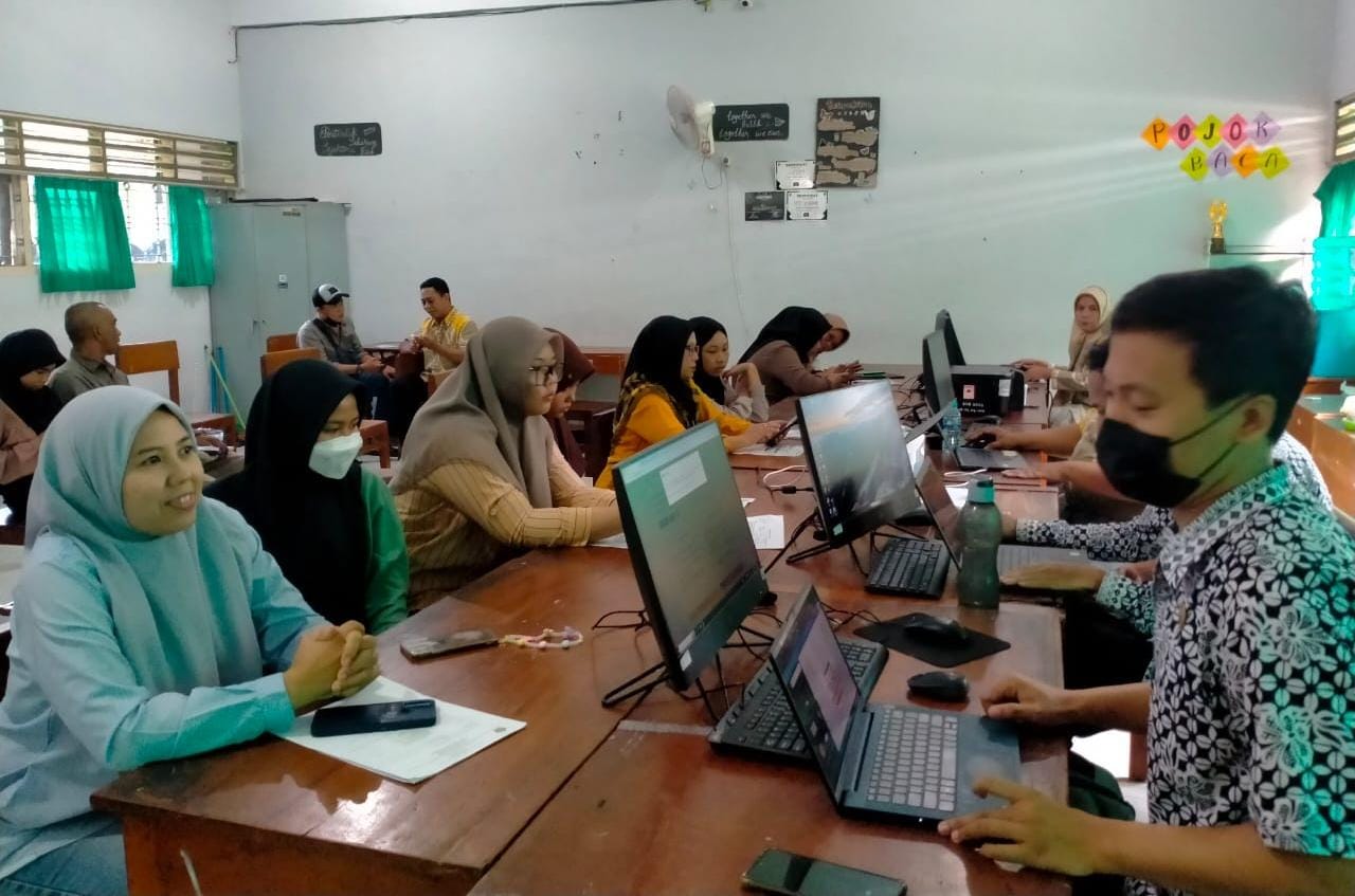 Warga berkepentingan mendatangi posko pada hari pertama aktifasi token PPDB di SMAN 1 Bantul pada Kamis (13/6/2024)