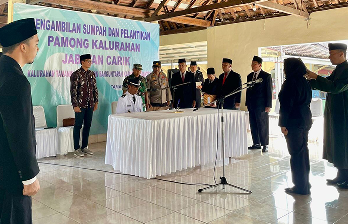 AMANAH: Ratri Erviana Anggraeni menjalani prosesi pelantikan dan pengambilan sumpah sebagai carik.