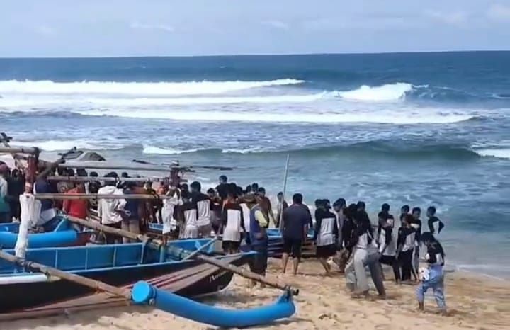 Tiga bocah SMP asal Sine Ngawi Jatim terseret ombak di Pantai Drini Gunungkidul, Kamis (13/6).