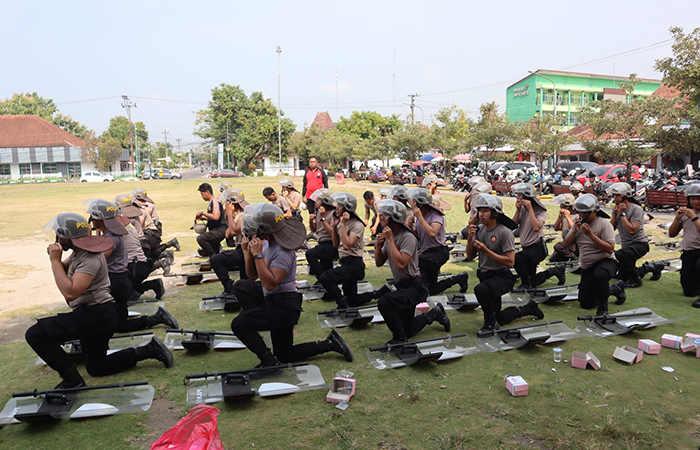 JELANG PILKADA: Personel polisi dari polres dan polsek jajaran saat mengikuti latihan pengendalian massa (dalmas) di Lapangan Paseban Bantul, Rabu (12/6)