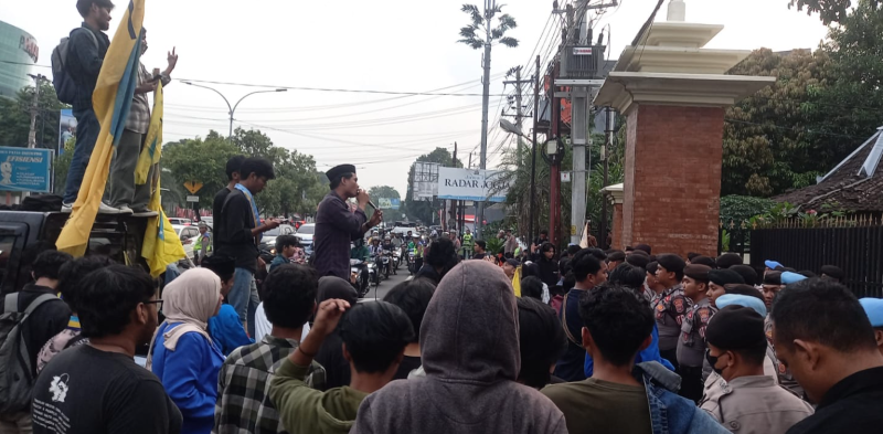 Organisasi PMII menyuarakan tuntutan di depan Polda DIY.