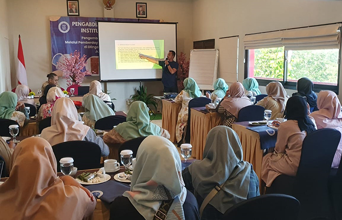 PENGABDIAN: Kegiatan pengabdian masyarakat ITB dengan perajin ecoprint di ekowisata Gunung Cilik (Guci), Dlingo, Bantul (14/6).