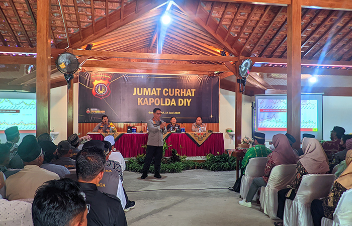JUMAT CURHAT: Kapolda DIY Irjen Pol Suwondo Nainggolan saat sesi Jumat Curhat bersama warga di Patuk, Gunungkidul, (14/6).