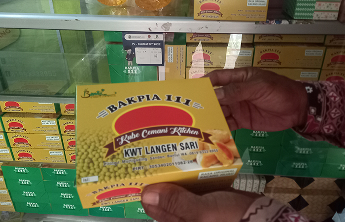 POTENSI USAHA: Parjiyem membuat bakpia di rumahnya dan packaging bakpia cemani 111. Petilasan Kademangan Genggong yang menjadi asal muasal keberadaan Piring sebelumnya.Khairul Ma&rsquo;arif/Radar Jogja