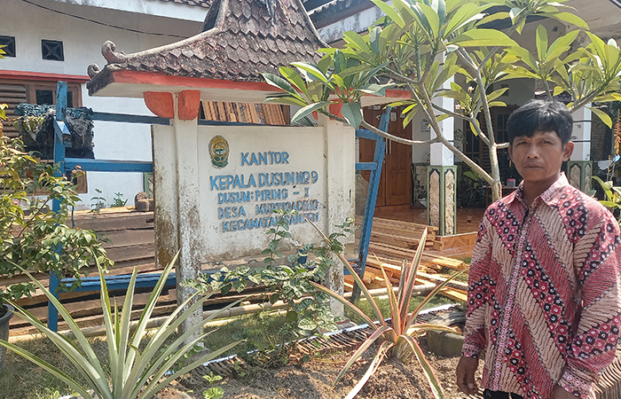 POTENSI USAHA: Parjiyem membuat bakpia di rumahnya dan packaging bakpia cemani 111. Petilasan Kademangan Genggong yang menjadi asal muasal keberadaan Piring sebelumnya.Khairul Ma&rsquo;arif/Radar Jogja