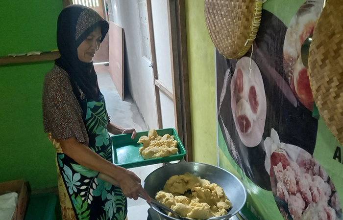 POTENSI USAHA: Parjiyem membuat bakpia di rumahnya dan packaging bakpia cemani 111. Petilasan Kademangan Genggong yang menjadi asal muasal keberadaan Piring sebelumnya.Khairul Ma&rsquo;arif/Radar Jogja