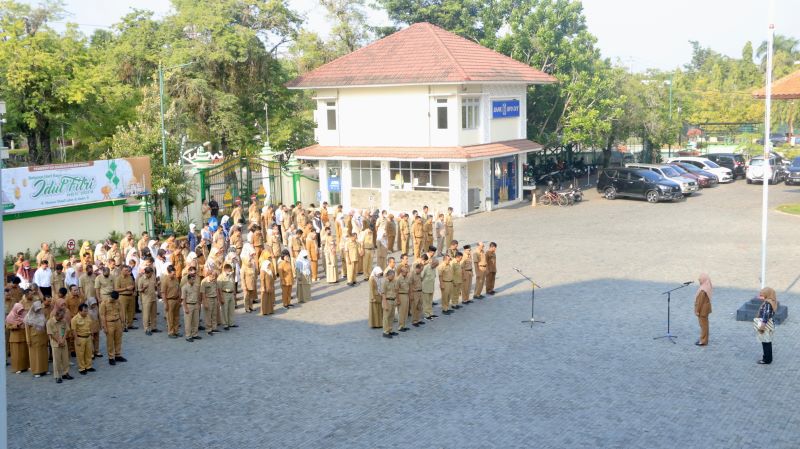 BERBARIS: ASN sedang melakukan upacara di Halaman Kantor Bupati.&nbsp;