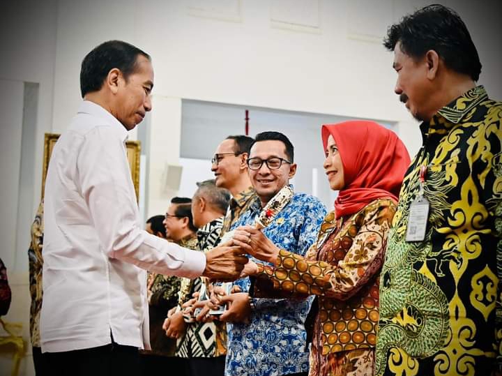 Wakil Bupati (Wabup) Kebumen Ristawati Purwaningsih menerima penghargaan dari Presiden Joko Widodo. Penghargaan tersebut diberikan kepada Pemkab Kebumen sebagai Tim Pengendali Inflasi Daerah (TPID)