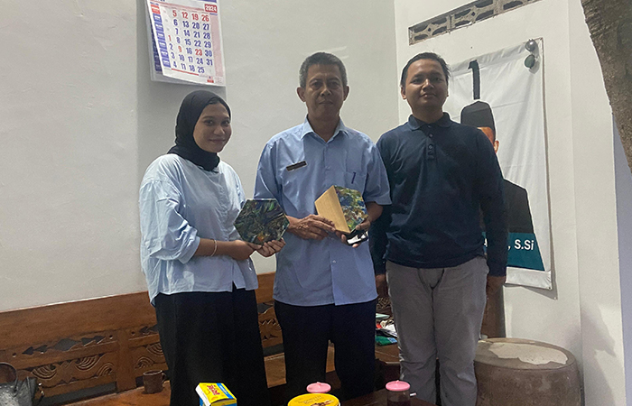 PEDULI LINGKUNGAN: Anggota Komunitas Generasi Energi Bersih saat menyambangi BUMKal di DIY untuk mengedukasi penggunaan energi baru terbarukan.Dokumentasi Komunitas Generasi Energi Bersih&nbsp;