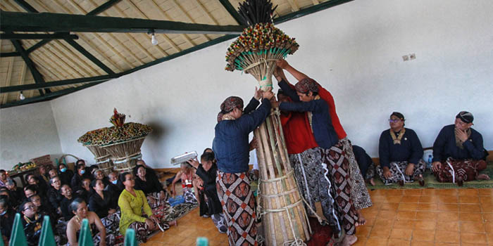 AWALI GUNUNGAN: Abdi dalem memberikan penghormatan kepada Gusti Kanjeng Ratu (GKR) Mangkubumi (foto kiri) saat prosesi numplak wajik, di kompleks Magangan, Keraton Jogja (15/6).