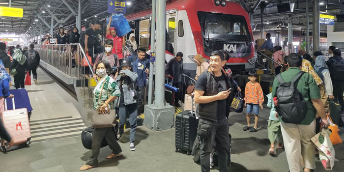 PADAT: Suasana di Stasiun Tugu Jogja. KAI Daop 6 Jogja siap menambah perjalanan commuter line relasi Jogja-Palur pada momentum long weekend Idul Adha.