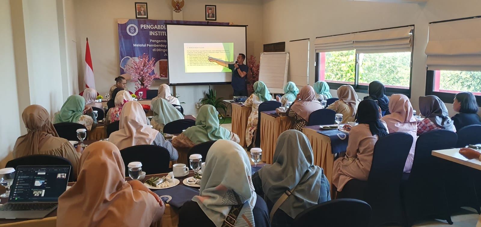 MANFAAT: Kegiatan pengabdian masyarakat ITB dengan pengrajin ecoprint di ekowisata Gunung Cilik (Guci), Dlingo, Bantul pada Jumat (14/6/2024). (GUNAWAN/Radar Jogja)
