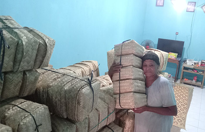 PRODUK ALAMI: Rumah Narimo Sugito banyak dipenuhi besek yang sudah tersusun siap dijual tinggal menunggu pembelinya.