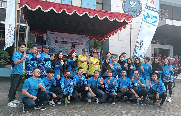 Kepala BNNP DIJ Andi Fairan bersama Kepala BNN Kabupaten Sleman Teguh Tri Prasetya dan para stafnya.&nbsp;