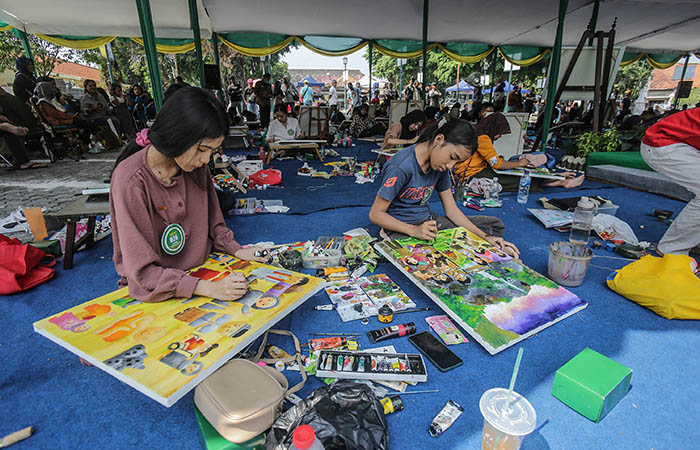 Peserta mengikuti lomba menggambar yang diadakan di Alun-alun Swandana, Pakualaman, Jogja, Minggu (16/6). Lomba menggambar yang diikuti 120 pelajar dari berbagai daerah di Indonesia.&nbsp;
