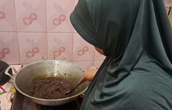 Proses memasak rendang Nadia Vici untuk pelanggannya.