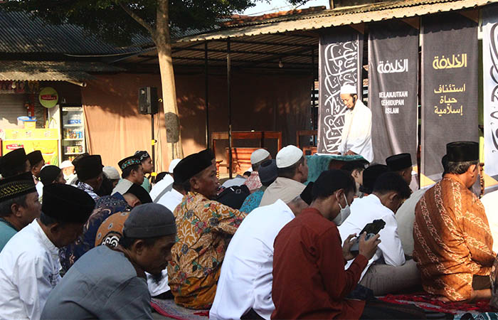 KHUSYUK: Jemaah Majelis Sholawat Asyghil Kubro melaksanakan Salat Idul Adha, kemarin(16/6).