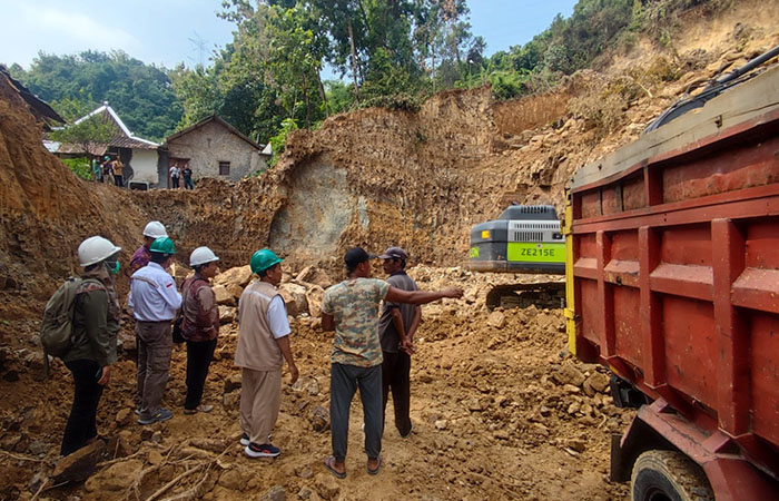 BAHAYAKAN WARGA: DPUPESDM DIJ saat meninjau lokasi penambangan di Padukuhan Nglengkong, Kalurahan Serut, Gedangsari, Gunungkidul, belum lama ini.