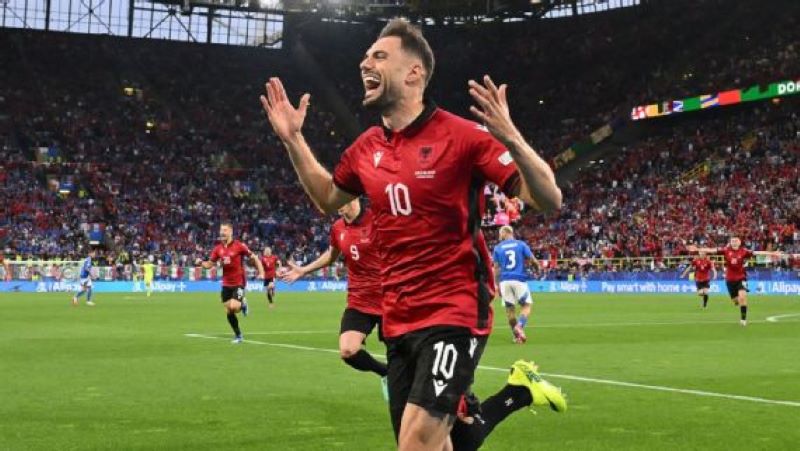 Selebrasi Nedim Bajrami usai mencetak gol cepat ke gawang Italia (ALBERTO PIZZOLI/AFP via Getty Images)