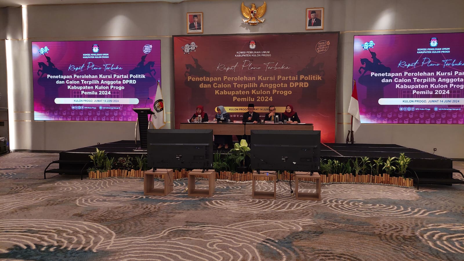 PENETAPAN: Komisioner KPU Kulon Progo membacakan penetapan kursi DPRD.