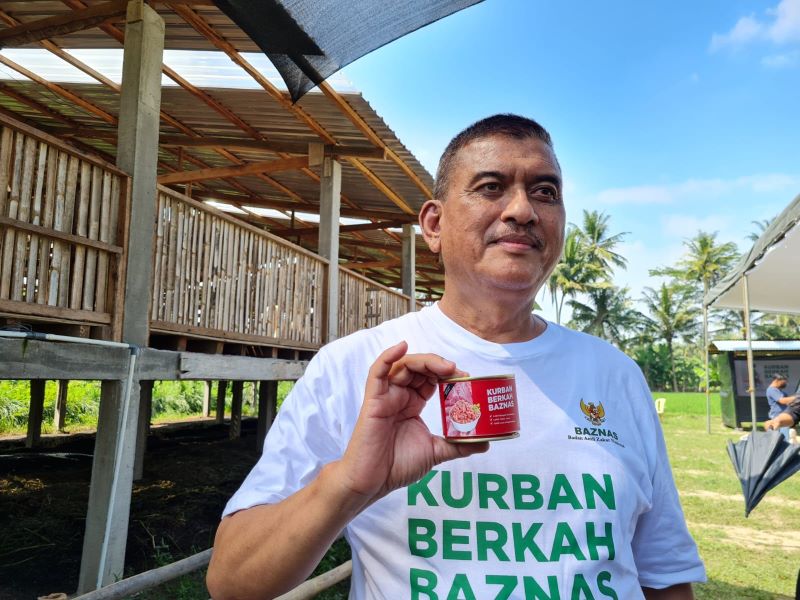 PRAKTIS: Pimpinan Baznas RI Bidang SDM, Keuangan, dan Umum saat menunjukkan produk daging kurban kemasan kaleng yang akan disalurkan kepada warga Palestina dan di daerah 3T di Indonesia.