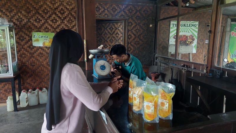 MENIMBANG: Salah satu pengguna jasa masak daging kurban melakukan penimbangan.&nbsp;